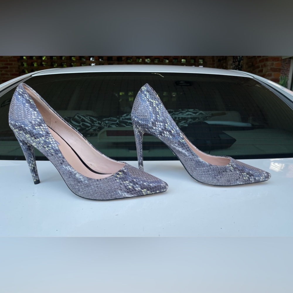 VIVI Gray Snakeskin Heels Size 9.5